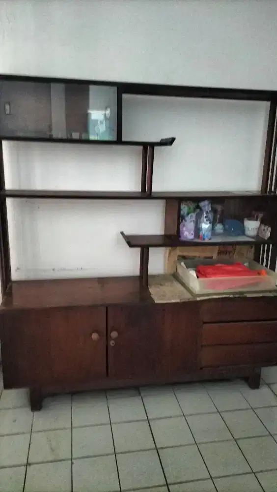 Lemari pajangan kayu jati