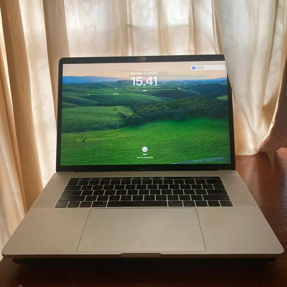 Macbook Pro 2018 16/512 Intel i7 15 inch Touchbar dual VGA Radeon