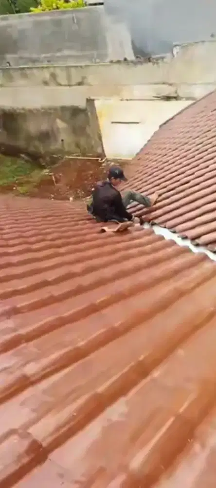 TukanG atap rmh yg bocor.talng air