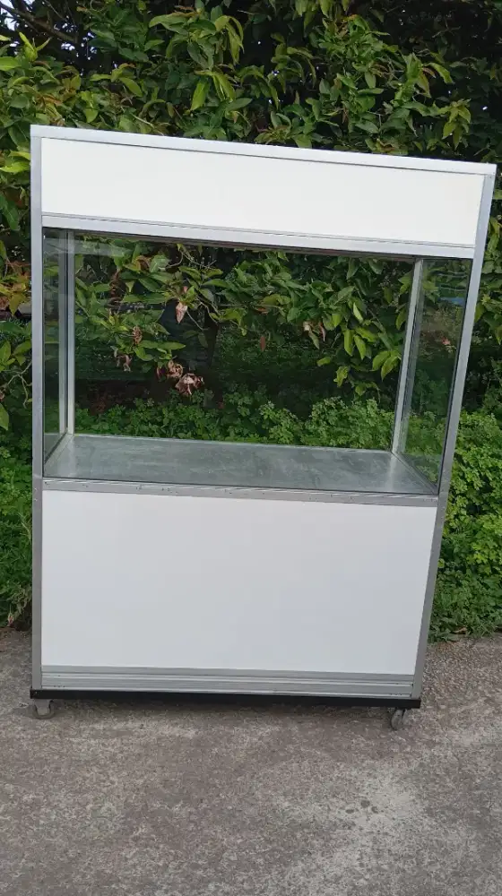 Etalase usaha bekas jualan gorengan