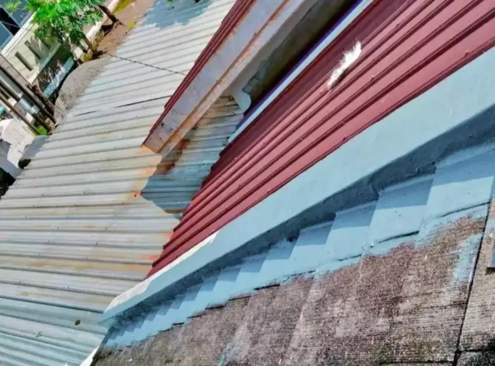 TukanG atap rmh yg bocor.talng air