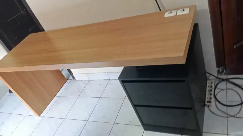 Meja kantor msh bagus seperti baru