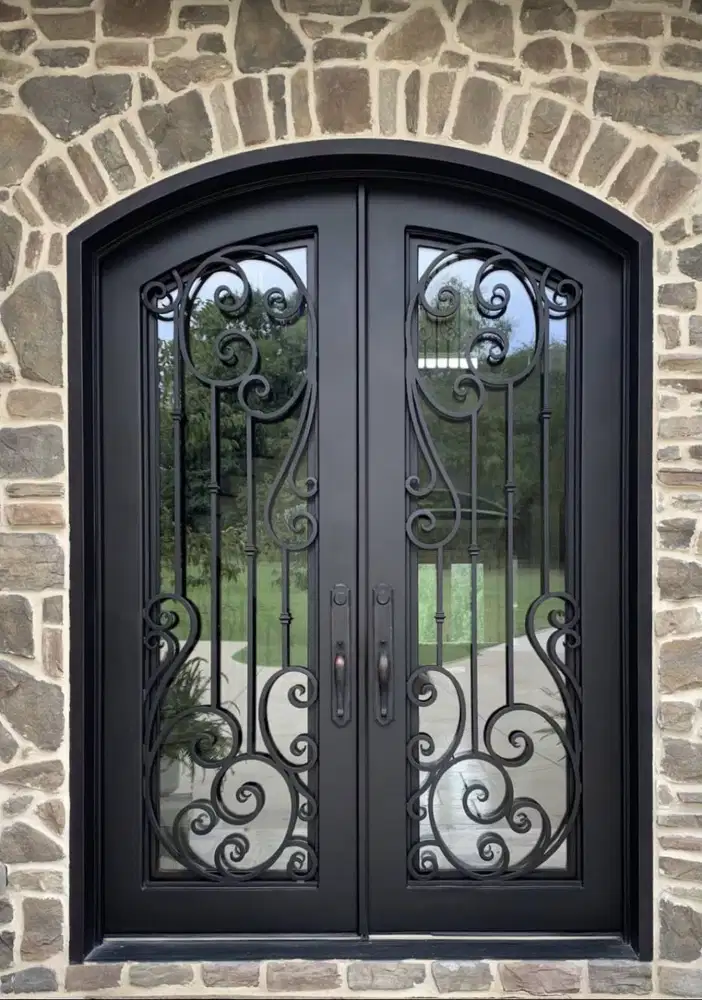 Pintu utama motif besi tempa