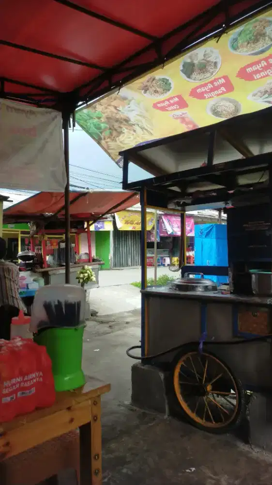 Penjaga warung mkn mie ayam