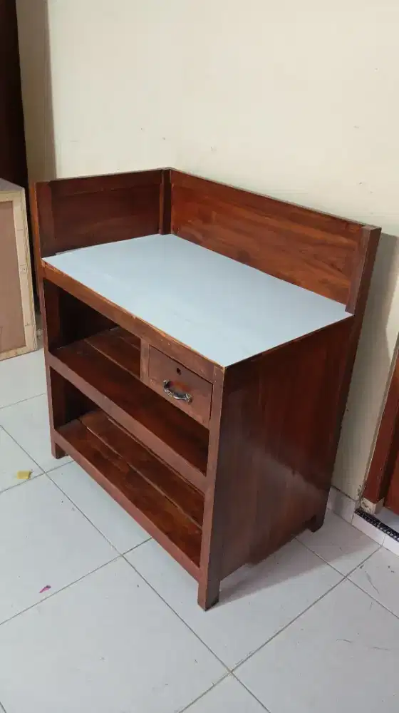 Meja kasir bekas warung makan