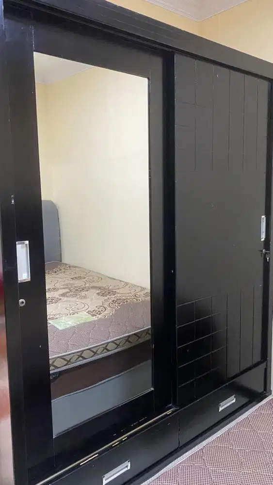 Lemari pakaian nomor 2