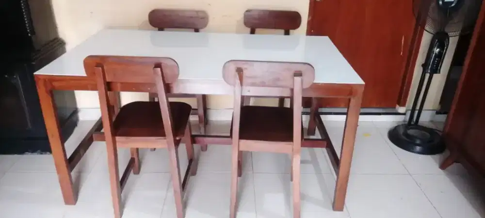 Meja kursi warung makan bekas resto