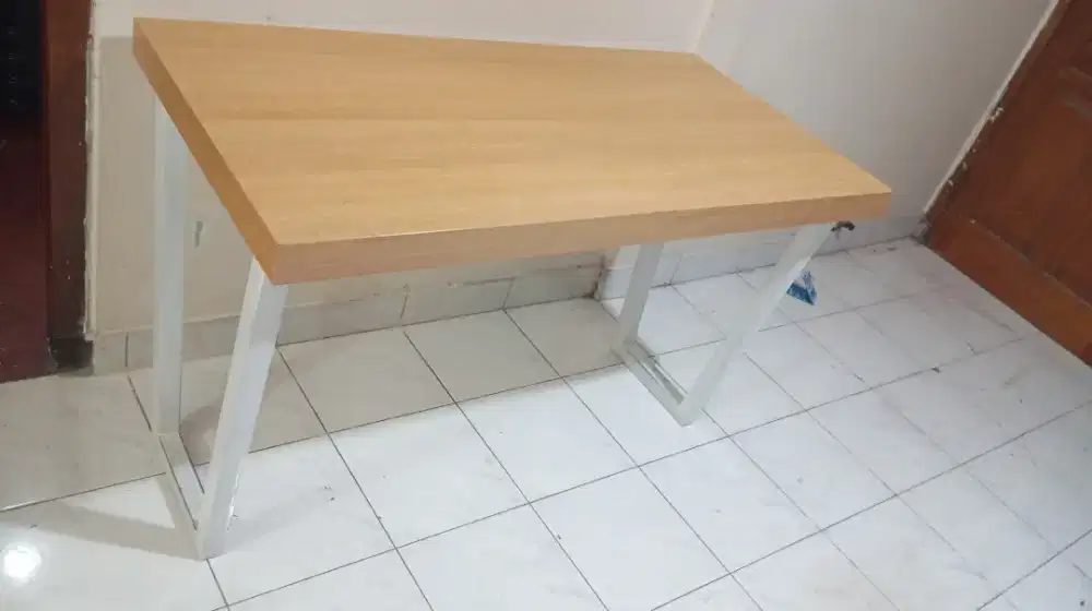 Meja kantor kaki besi
