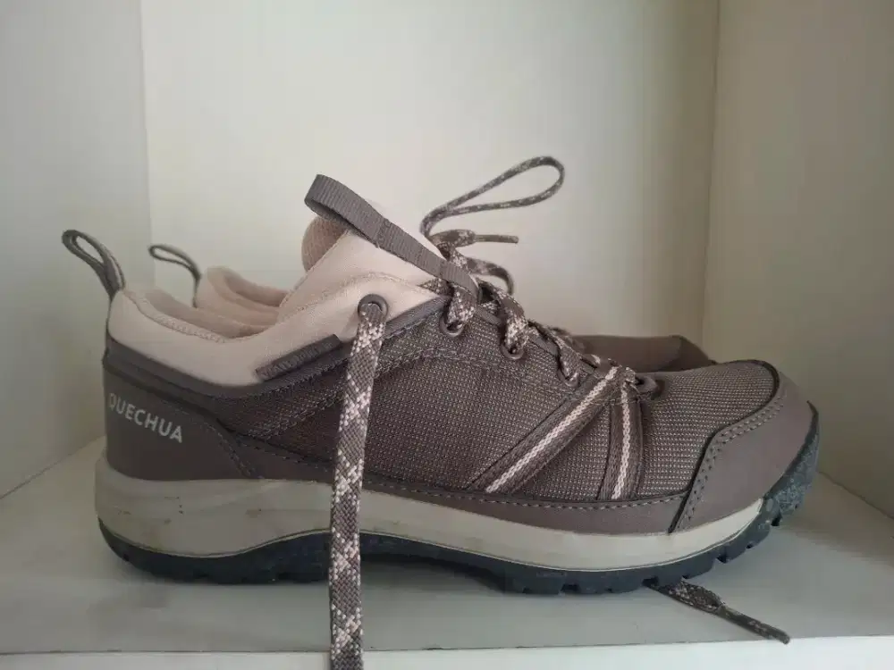 DECATHLON QUECHUA sepatu hiking wanita
