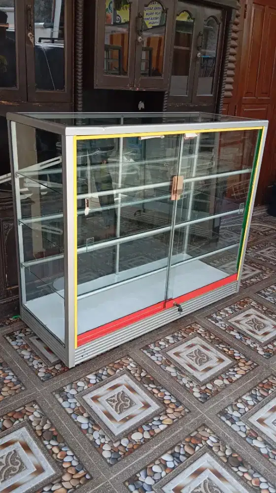 Etalase bekas jualan kelontong