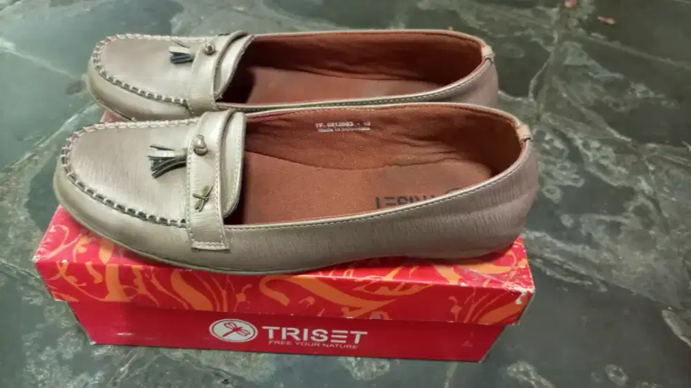 Sepatu sandal wanita