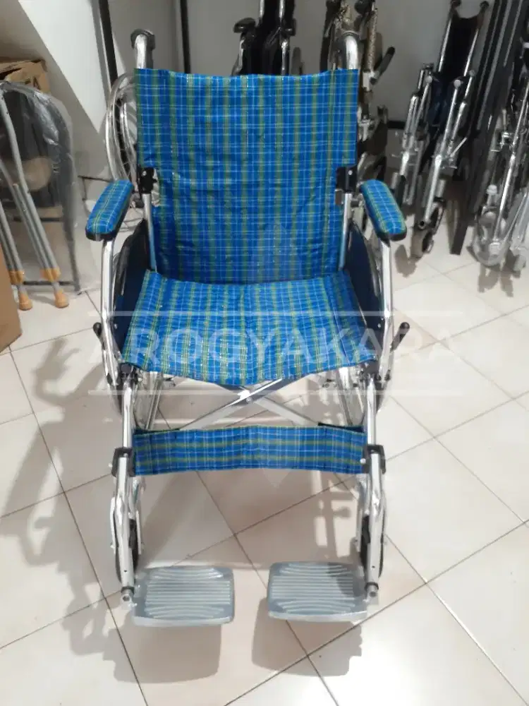 Kursi roda semi travelling roda besar