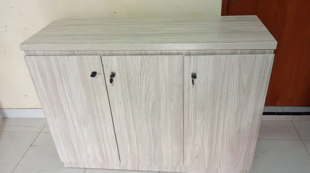 Lemari credenza bekas kantor