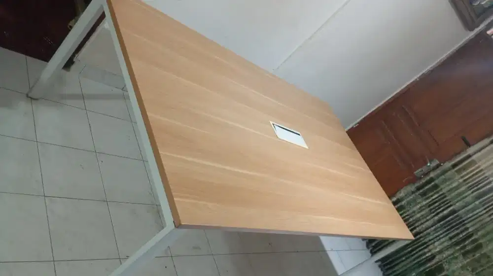 Meja meeting bekas kantor