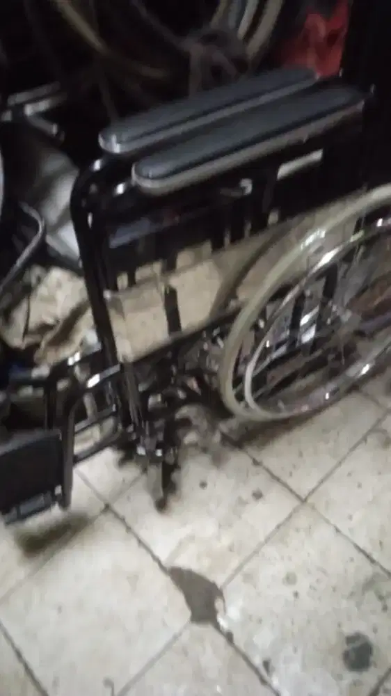 Kursi roda bekas siap pakai