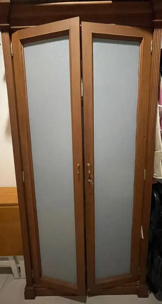 Lemari Jati Kaca Kuat