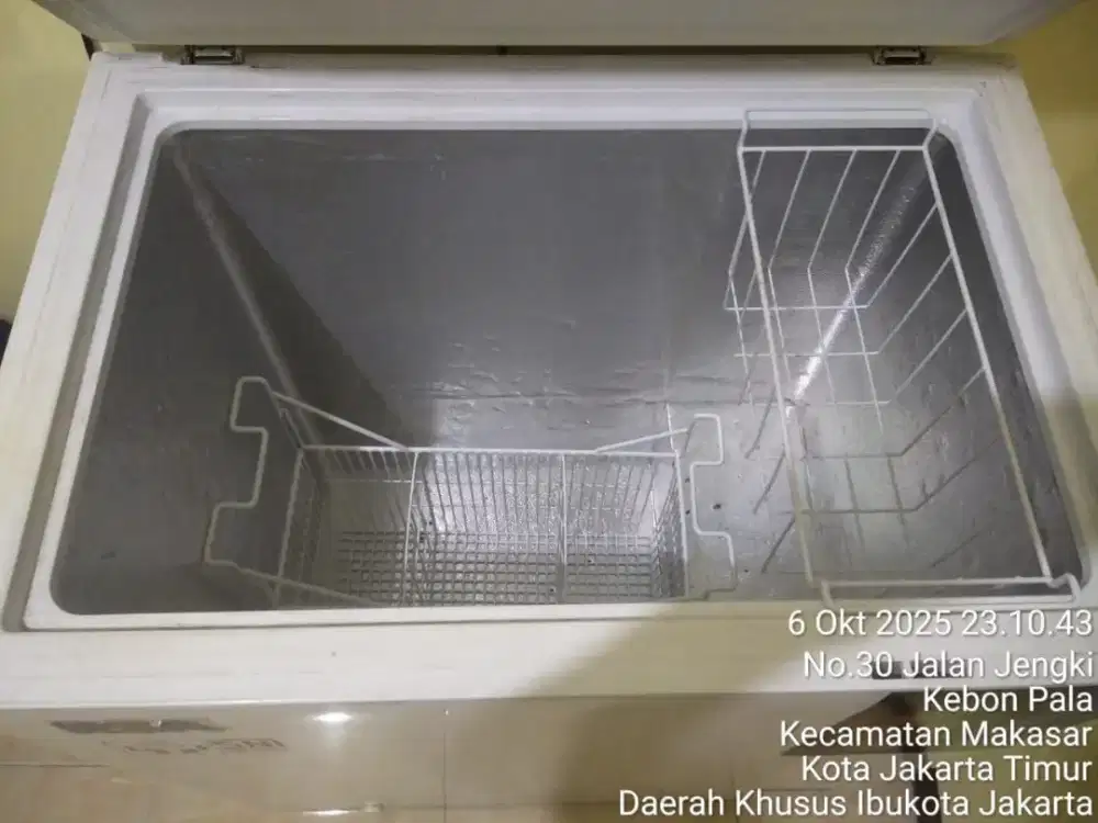 Frezer pembuat es batu teng tong teng teng