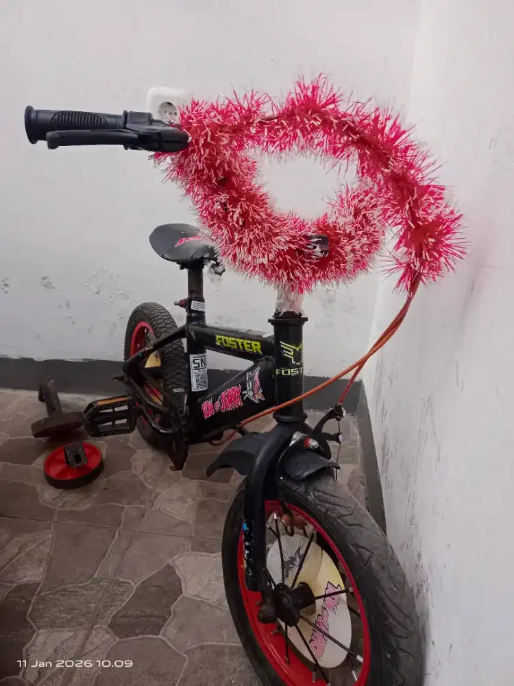 Sepeda anak dengan roda samping