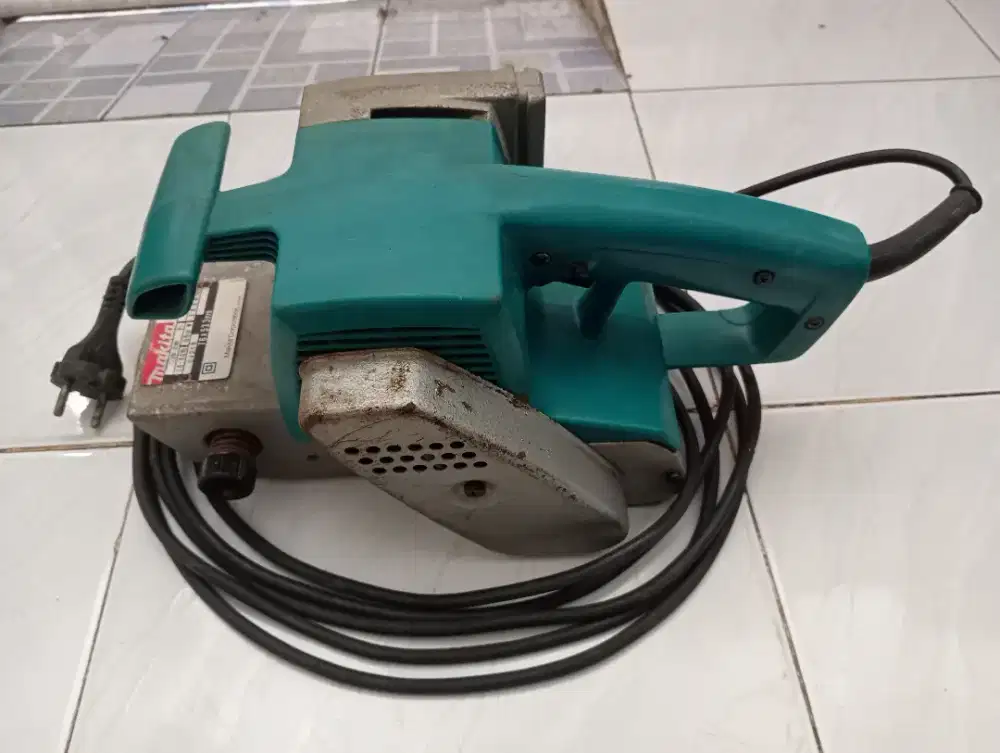 Mesin serut kayu Makita 9900B