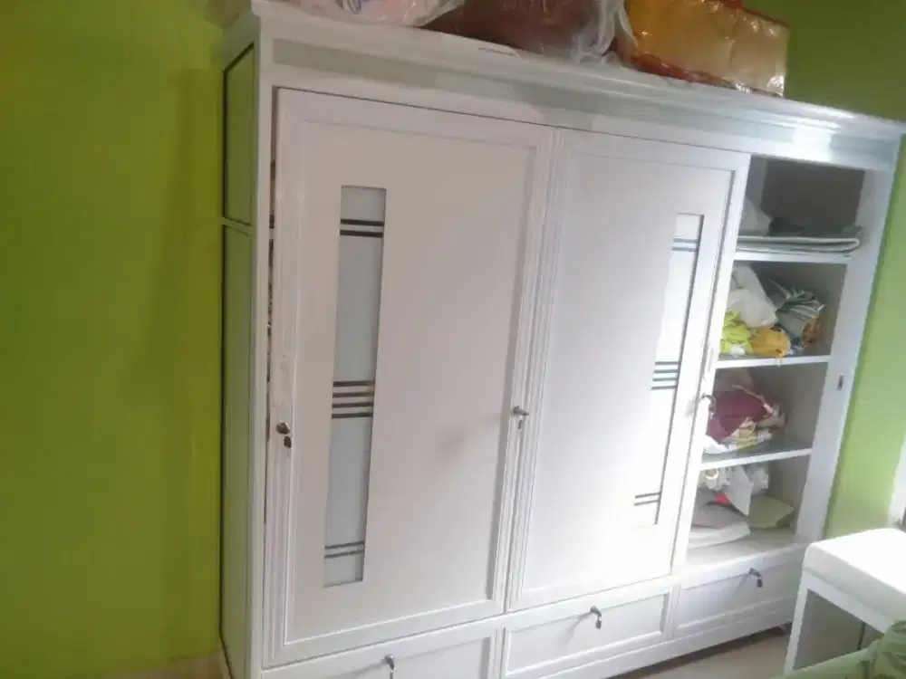 Lemari putih pakaian