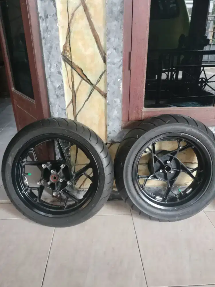 Jual velg depan belakang dan ban original xmax THN 2023 like new