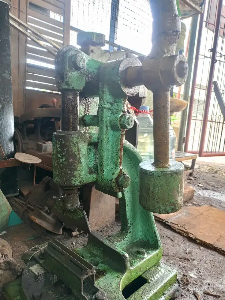 Mesin tekuk plat manual