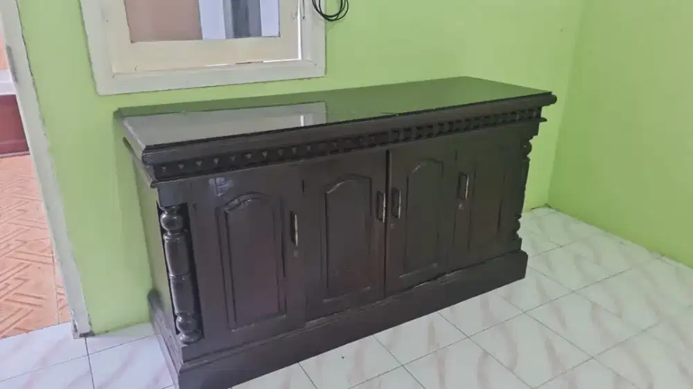 Buffet atau lemari kecil untuk menghias ruang tamu