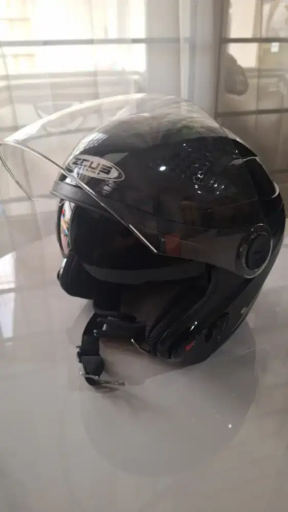 Dijual cepat helm Zeus ZS-610 hitam glossy