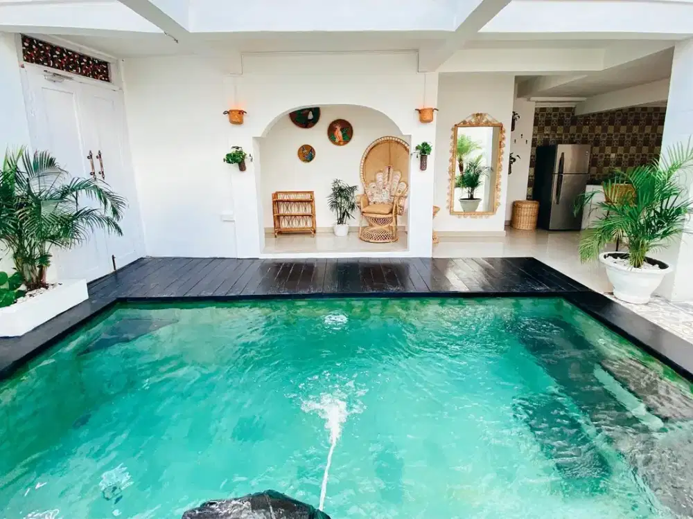 Vila Mewah Modern 3 Lantai dengan Rooftop di Seminyak Bali