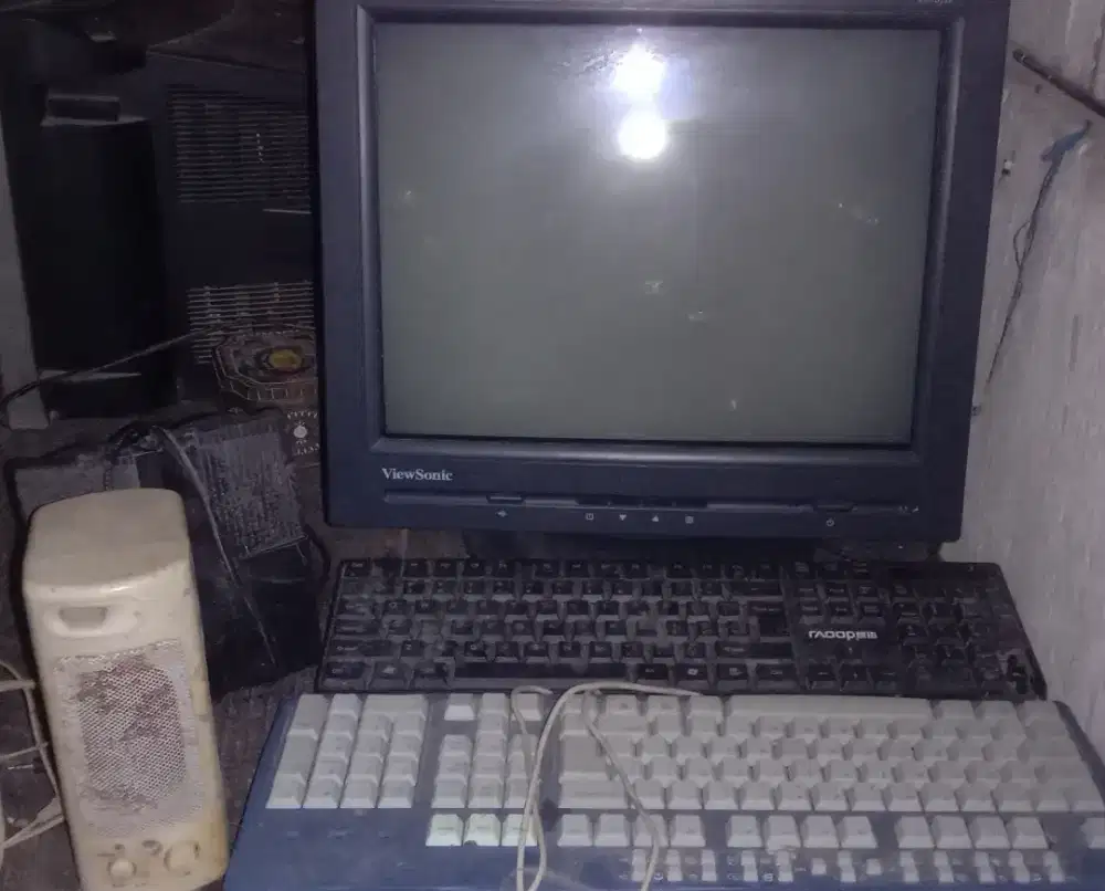 Jual monitor, kibot, sound mini Rp 140.000 nego