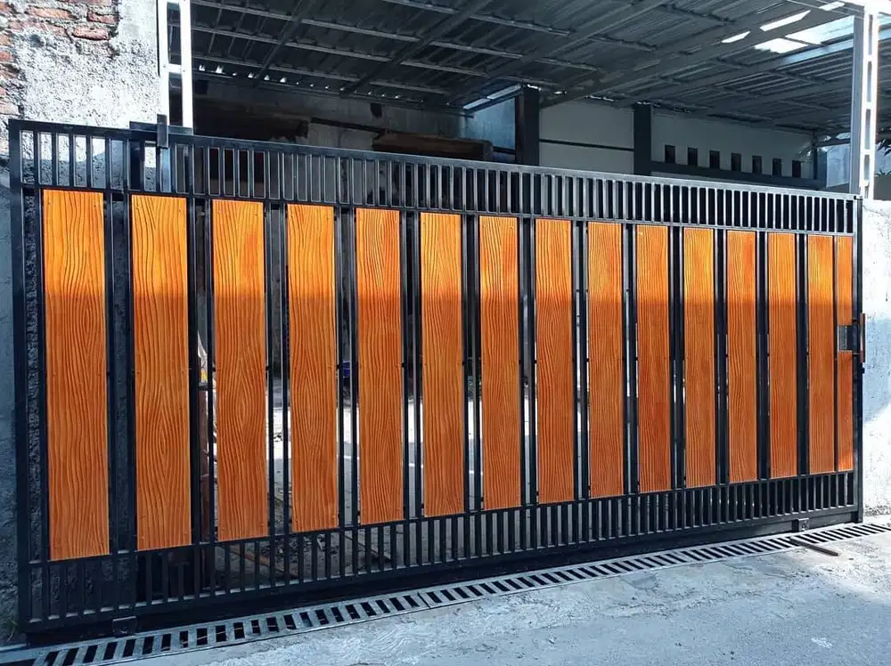 pintu pagar dorong motif kayu