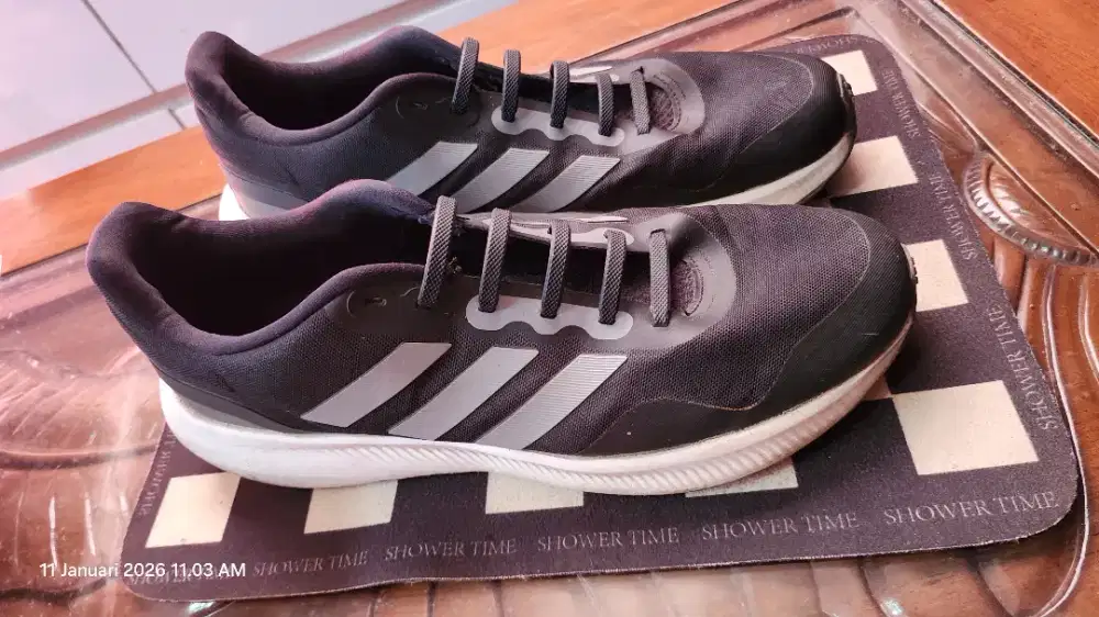 Sepatu bekas merk adidas