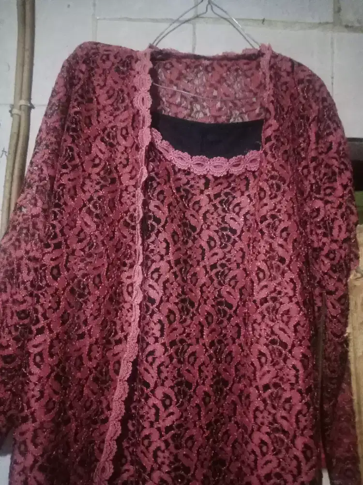 Kebaya wanita dewasa merah