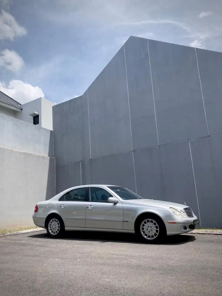 Dijual Mercedes-Benz E260 tahun 2004. Mesin bensin 6 silinder (V6).