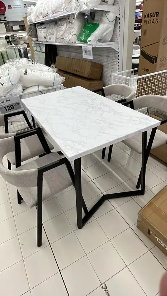 Meja makan set 4 kursi