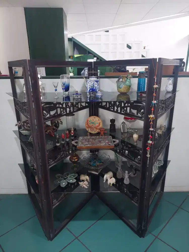 Lemari pajangan ukiran motif papua