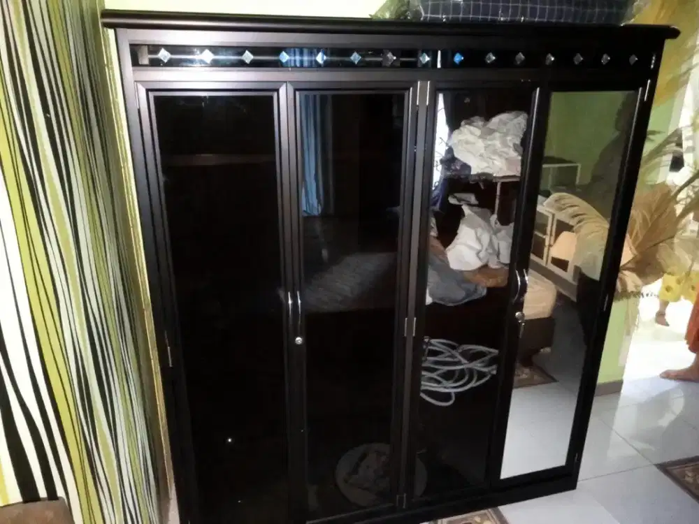 Lemari baju hitam