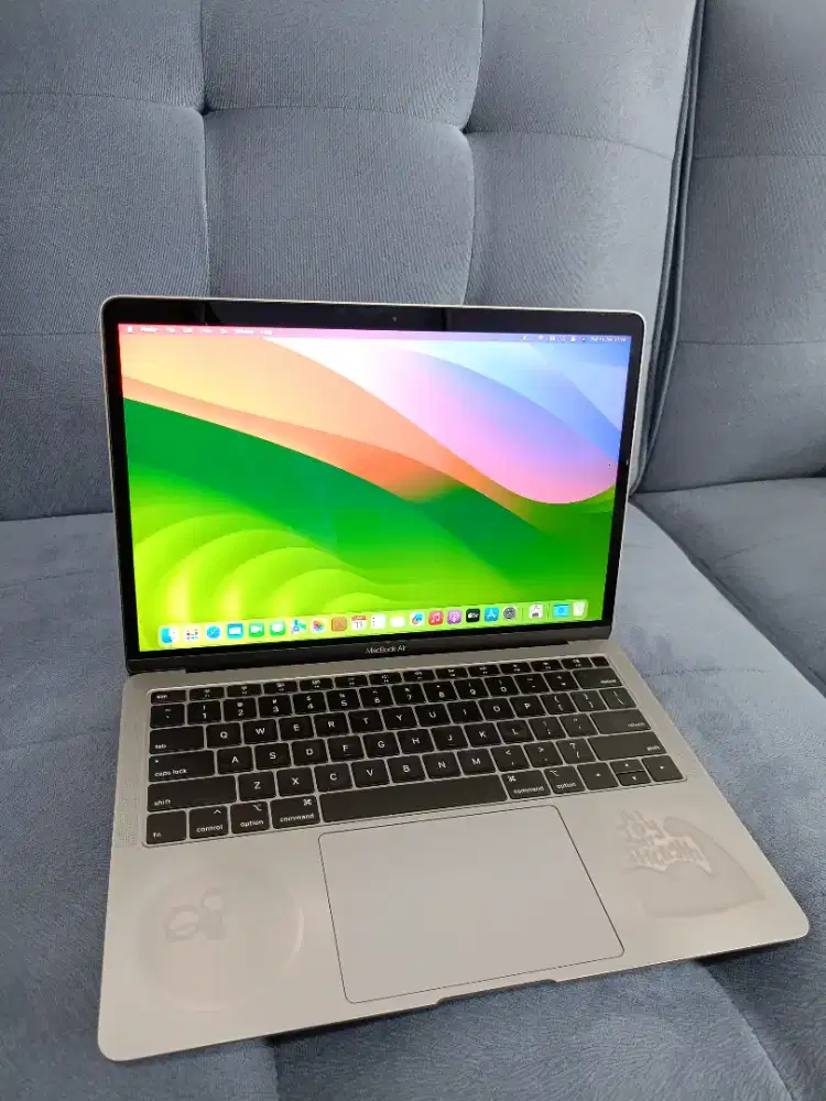 MACBOOK AIR 2018 13 INCH I5 8/128 GREY BEKAS STIKER