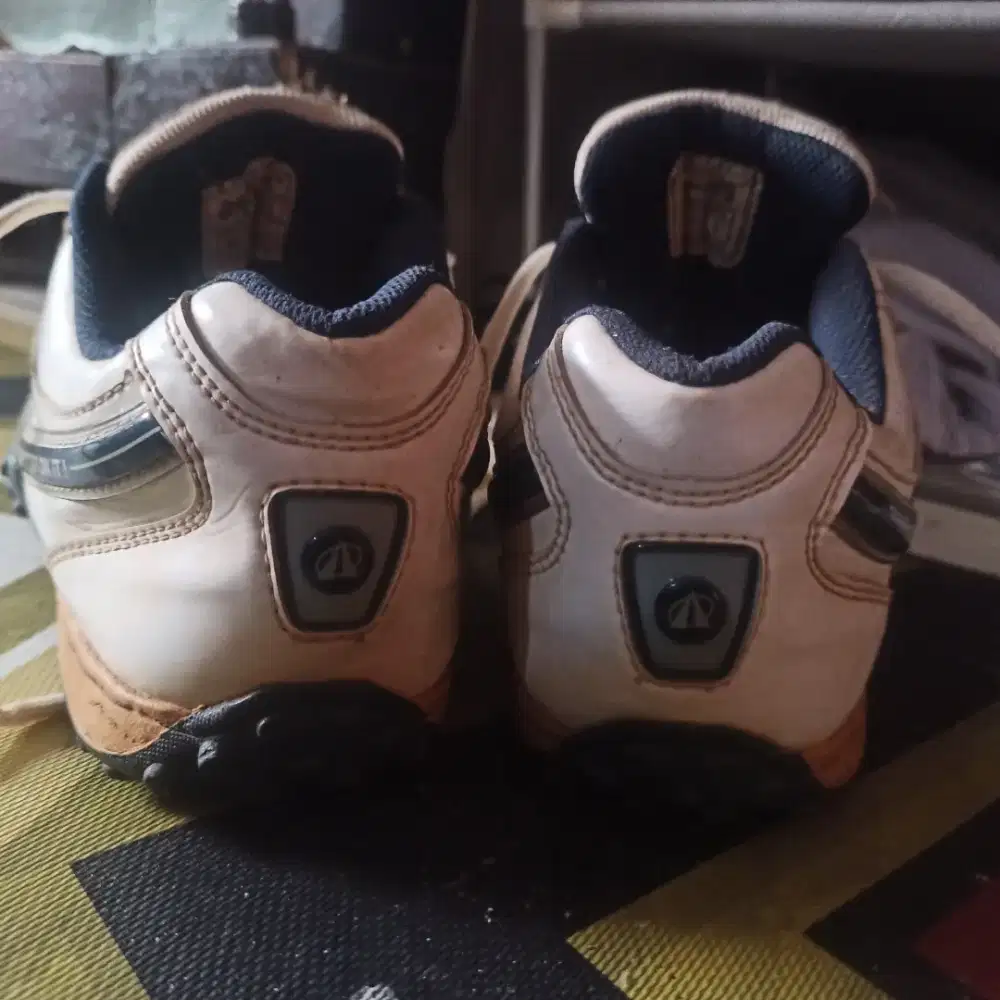 Sepatu futsal ardiles