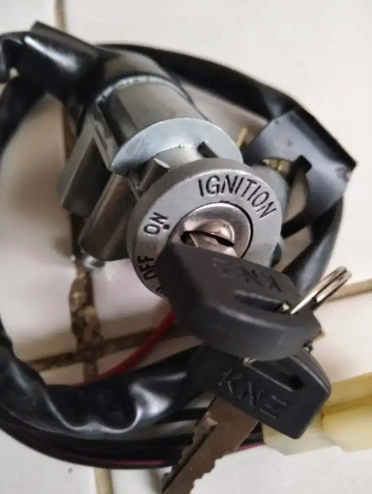 kunci kontak dan kunci jok