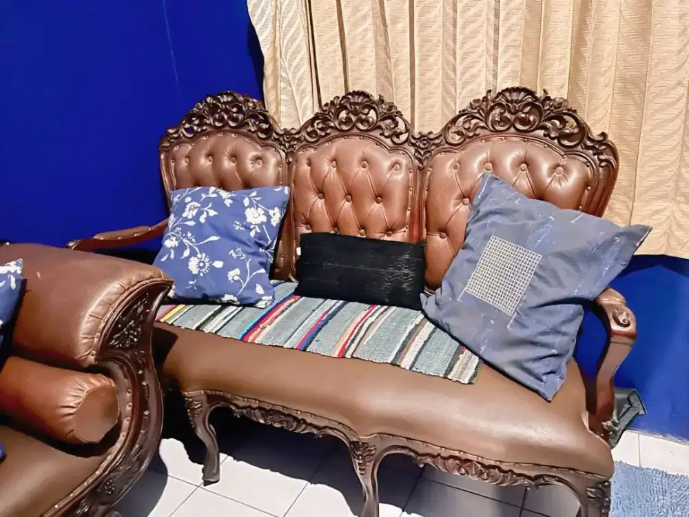 Set Kursi tamu, lemari pojok dan sofa semua nya full jati kondisi baik