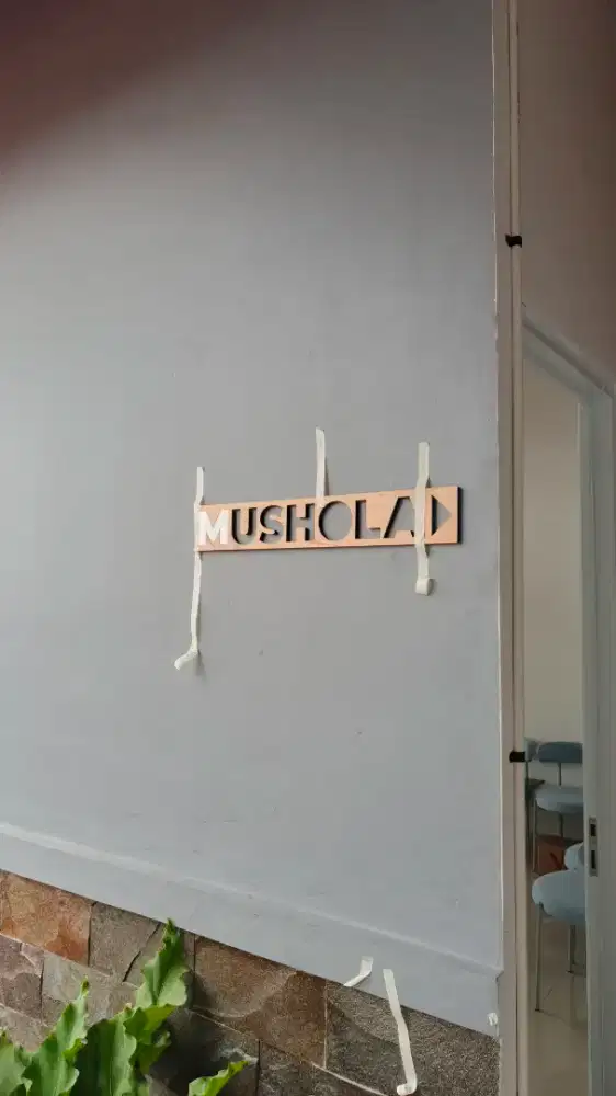 Signane akrilik papannama huruf timbul spons murah MUSHOLA kantor