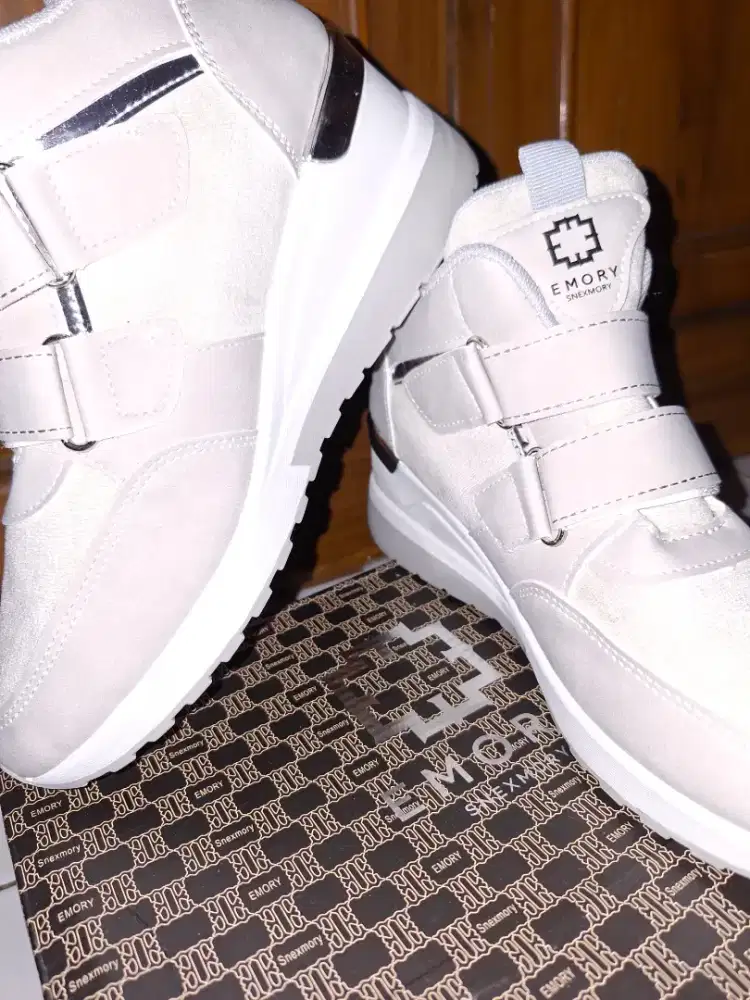 Sepatu Wanita Sneakers