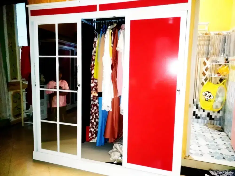 Lemari baju sedang