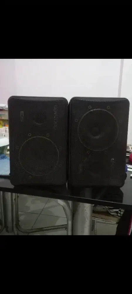 Di jual cepat speaker kenwood  asli.  Kondisi 95 %  bagus