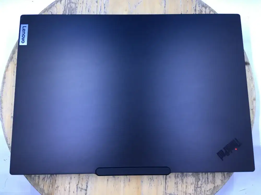 LENOVO THINKPAD  P14S GEN 5 INTEL CORE ULTRA 9 185H
RAM 32GB
SSD 1TB