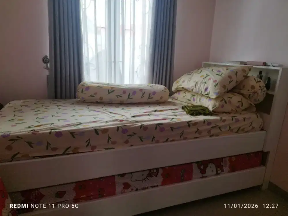 Dipan tidur warna putih