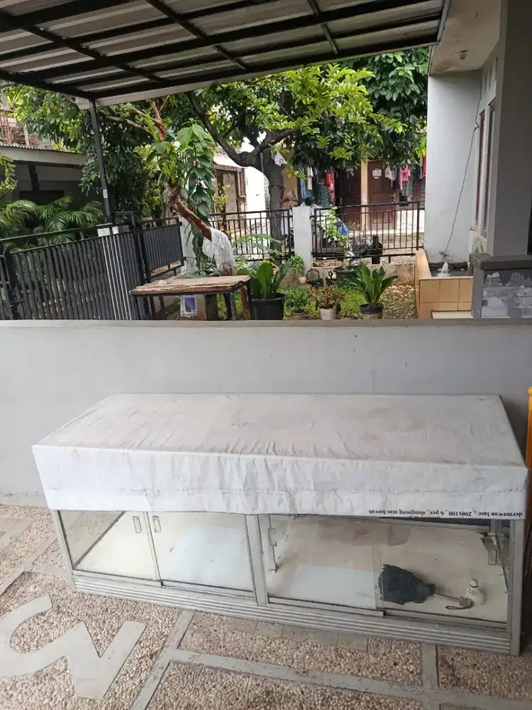 DiJual etalase Barang masih bagus masih layak pakai