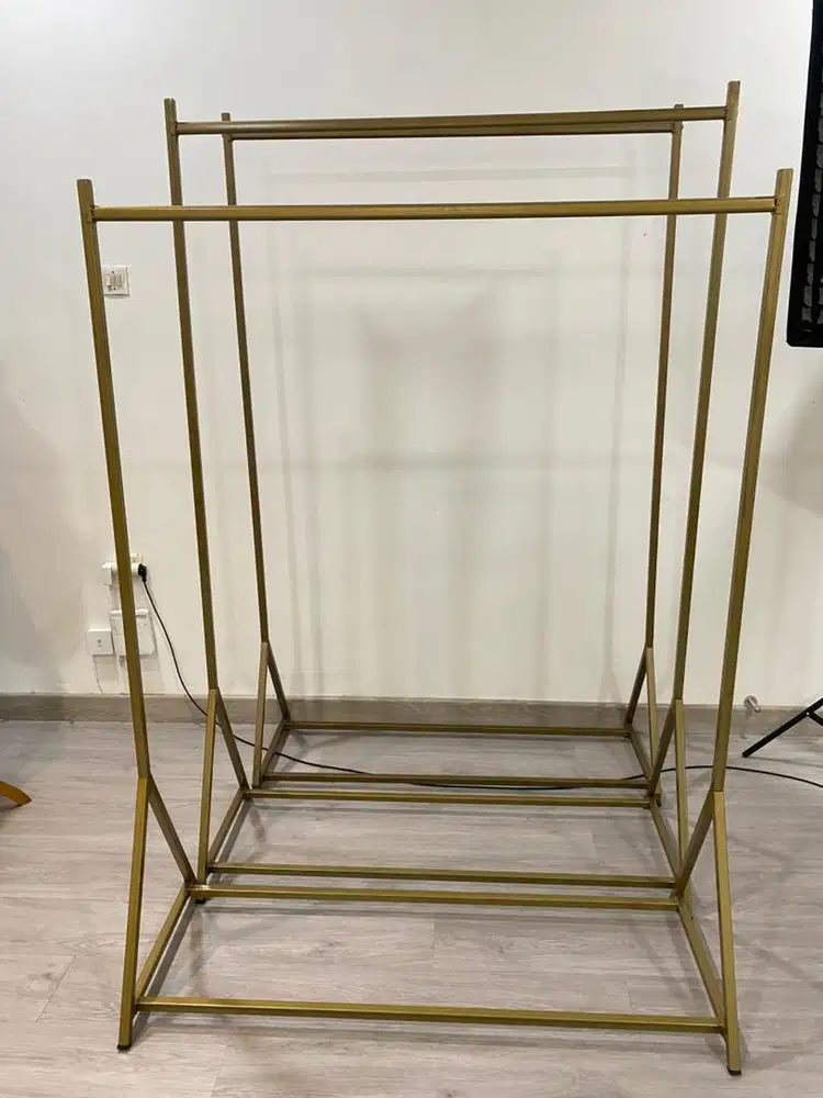 Gantungan baju besi gold