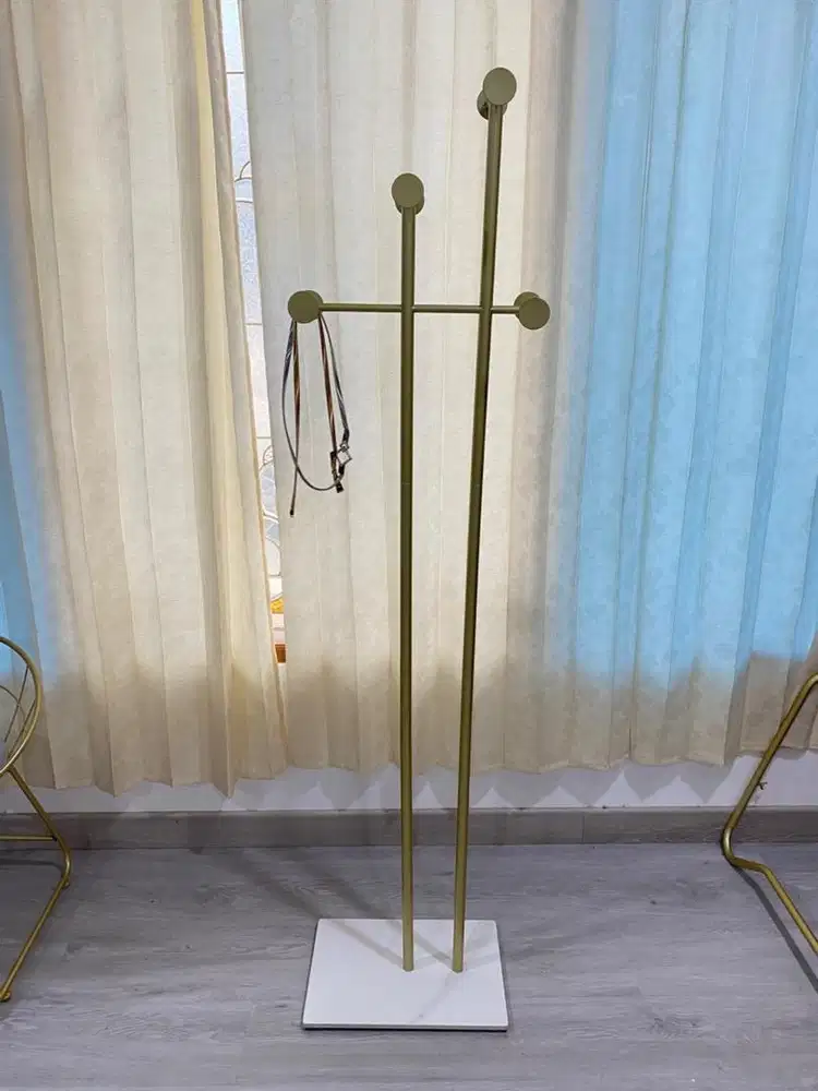 Gantungan baju besi gold 2pics